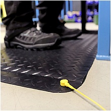 Grounded via 10mm male stud for reliable electrical discharg